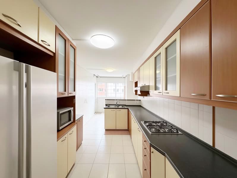 389 Yishun Avenue 6, 389 Yishun Avenue 6, 3 Bedrooms, 1,119 sqft, HDB Flat For Sale, by Farihin ., 500148586 - Kitchen - PropertyGuru.com.sg