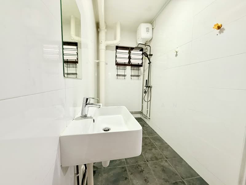 940 Tampines Avenue 5, 940 Tampines Avenue 5, 4 Bedrooms, 1,571 sqft, HDB Flat For Sale, by Bob Sophian, 500148600 - Bathroom - PropertyGuru.com.sg