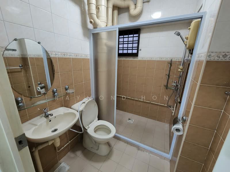 455 Clementi Avenue 3, 455 Clementi Avenue 3, 3 Bedrooms, 969 sqft, HDB Flat For Rent, by Raymond Hon, 500148610 - Bathroom - PropertyGuru.com.sg