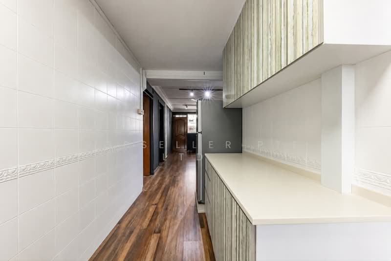 83 Commonwealth Close, 83 Commonwealth Close, 2 Bedrooms, 646 sqft, HDB Flat For Sale, by Florence Ho, 500148630 - Corridor - PropertyGuru.com.sg