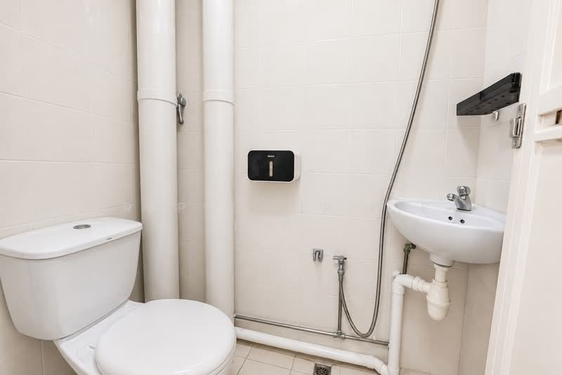 83 Commonwealth Close, 83 Commonwealth Close, 2 Bedrooms, 646 sqft, HDB Flat For Sale, by Florence Ho, 500148630 - Bathroom - PropertyGuru.com.sg