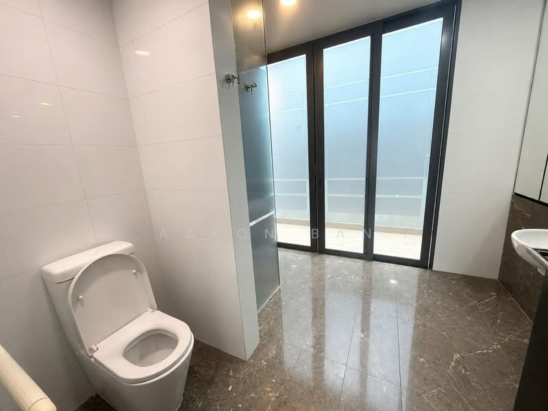 Springside Avenue, Springside Avenue, 5 Bedrooms, 4,000 sqft, Terraced House For Sale, by Aaron Ban, 500148648 - Bathroom - PropertyGuru.com.sg