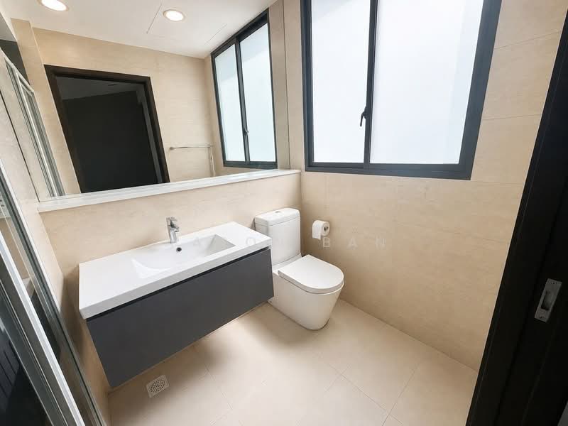 Springside Avenue, Springside Avenue, 5 Bedrooms, 4,000 sqft, Terraced House For Sale, by Aaron Ban, 500148648 - Bathroom - PropertyGuru.com.sg