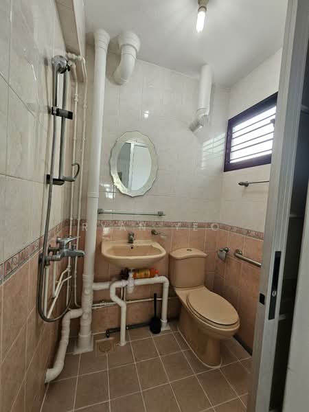 304 Clementi Avenue 4, 304 Clementi Avenue 4, 2 Bedrooms, 871 sqft, HDB Flat For Rent, by Ryan Yeo, 500148663 - Bathroom - PropertyGuru.com.sg