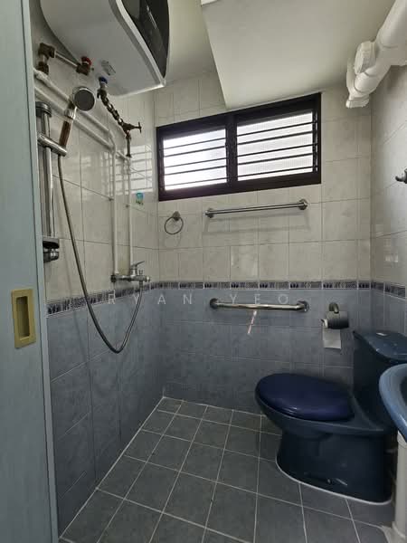 304 Clementi Avenue 4, 304 Clementi Avenue 4, 2 Bedrooms, 871 sqft, HDB Flat For Rent, by Ryan Yeo, 500148663 - Bathroom - PropertyGuru.com.sg