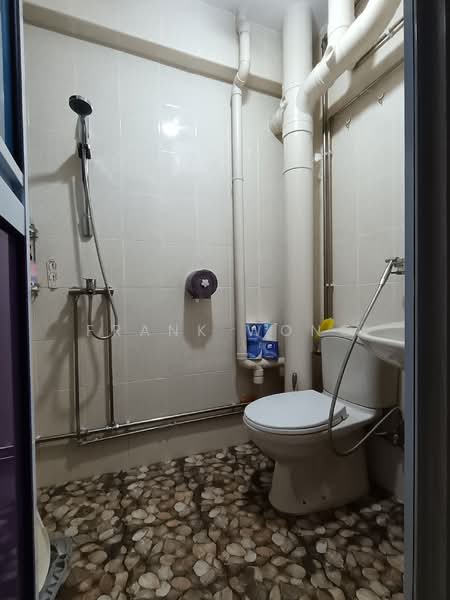 146 Potong Pasir Avenue 1, 146 Potong Pasir Avenue 1, 3 Bedrooms, 1,001 sqft, HDB Flat For Sale, by Frank Wong, 500148669 - Bathroom - PropertyGuru.com.sg