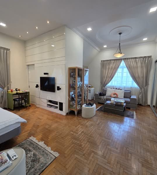 Corner Bungalow @ Braddell Height, COTSWOLD CLOSE, 6 Bedrooms, 5,500 sqft, Detached House For Sale, by Dan Lim, 500148674 - Living Room - PropertyGuru.com.sg