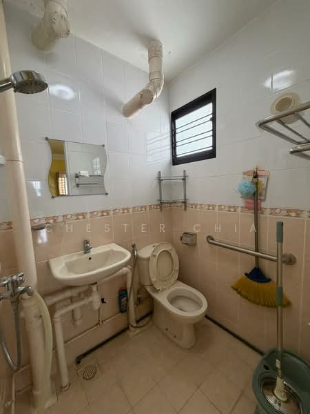 706 Yishun Avenue 5, 706 Yishun Avenue 5, 2 Bedrooms, 882 sqft, HDB Flat For Sale, by Chester Chia, 500148689 - Bathroom - PropertyGuru.com.sg