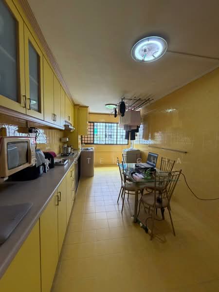 706 Yishun Avenue 5, 706 Yishun Avenue 5, 2 Bedrooms, 882 sqft, HDB Flat For Sale, by Chester Chia, 500148689 - Kitchen - PropertyGuru.com.sg