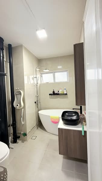 547 Jurong West Street 42, 547 Jurong West Street 42, 3 Bedrooms, 1,506 sqft, HDB Flat For Sale, by Zai ., 500148710 - Master Bathroom - PropertyGuru.com.sg