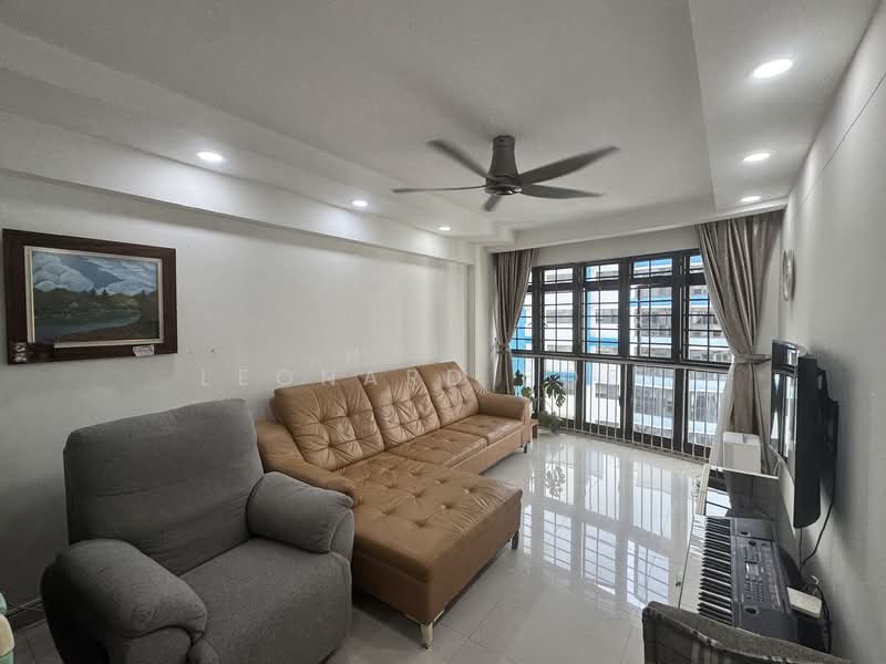 692A Choa Chu Kang Crescent, 692A Choa Chu Kang Crescent, 3 Bedrooms, 1,184 sqft, HDB Flat For Sale, by Leonard Boey, 500148711 - Living Room - PropertyGuru.com.sg