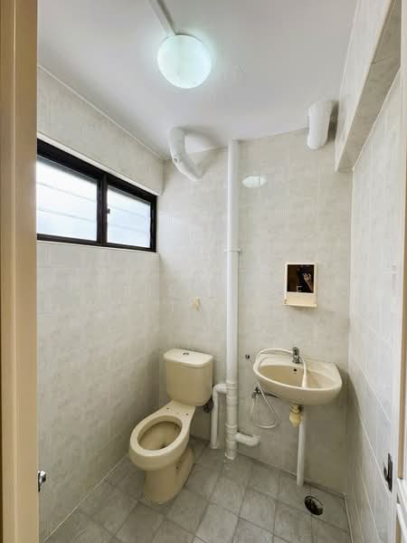 315 Serangoon Avenue 2, 315 Serangoon Avenue 2, 3 Bedrooms, 980 sqft, HDB Flat For Sale, by Christopher Tay, 500148714 - Bathroom - PropertyGuru.com.sg