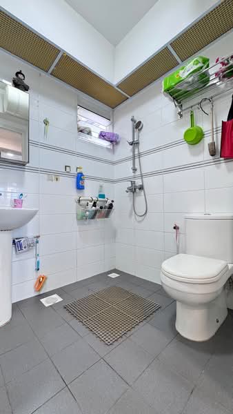 8C Upper Boon Keng Road, 8C Upper Boon Keng Road, 3 Bedrooms, 1,022 sqft, HDB Flat For Sale, by CJ Ang, 500148795 - Bathroom - PropertyGuru.com.sg