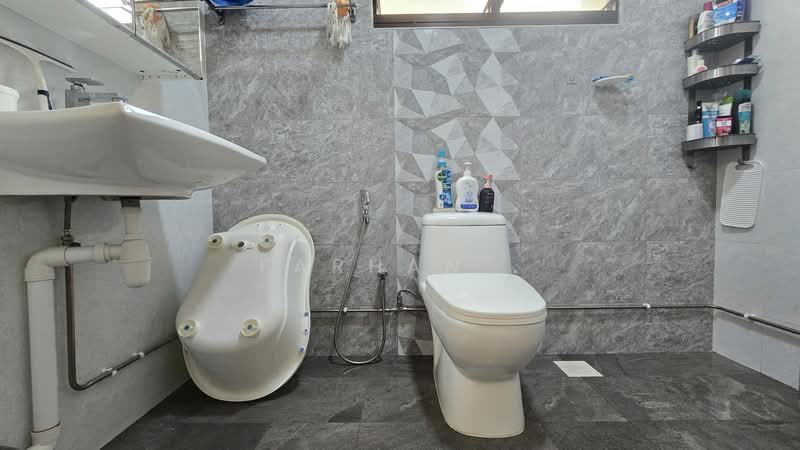 509 Serangoon North Avenue 4, 509 Serangoon North Avenue 4, 3 Bedrooms, 1,097 sqft, HDB Flat For Sale, by Farhan ., 500148815 - Bathroom - PropertyGuru.com.sg