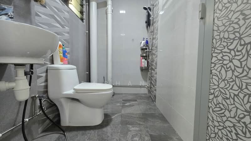 509 Serangoon North Avenue 4, 509 Serangoon North Avenue 4, 3 Bedrooms, 1,097 sqft, HDB Flat For Sale, by Farhan ., 500148815 - Bathroom - PropertyGuru.com.sg