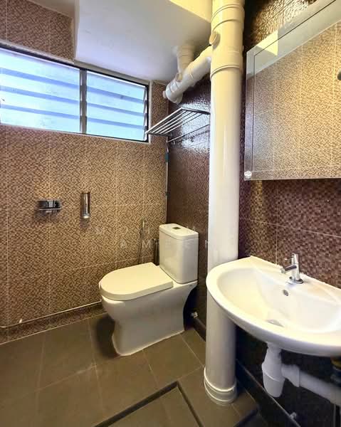 631 Ang Mo Kio Avenue 4, 631 Ang Mo Kio Avenue 4, 2 Bedrooms, 721 sqft, HDB Flat For Sale, by Mohamed Ameen, 500148828 - Bathroom - PropertyGuru.com.sg