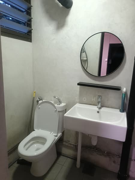 570 Ang Mo Kio Avenue 3, 570 Ang Mo Kio Avenue 3, 2 Bedrooms, 721 sqft, HDB Flat For Sale, by Alex Toh, 500148829 - Bathroom - PropertyGuru.com.sg