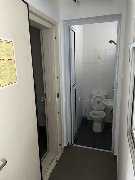 The Esta, 39 Amber Gardens, 3 Bedrooms, 1,313 sqft, Condominium For Sale, by Tziee Tan, 500148839 - Bathroom - PropertyGuru.com.sg