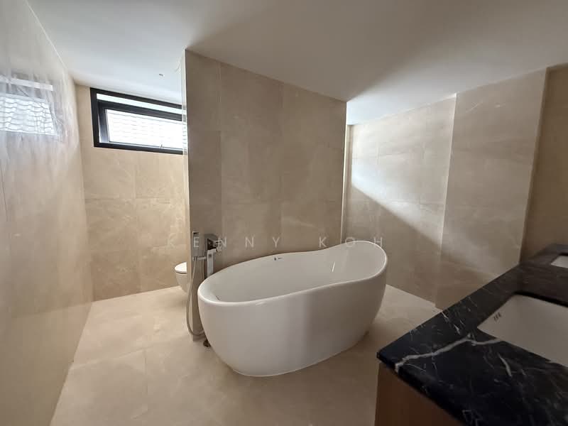 Serangoon Garden Estate, 4 Brockhampton Drive, 6 Bedrooms, 7,460 sqft, Semi-Detached House For Sale, by Kenny Koh, 500148860 - Bathroom - PropertyGuru.com.sg