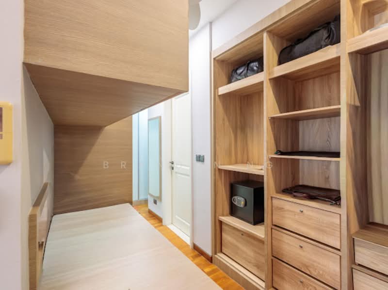 Homes at Eastwood Place, 8 Eastwood Place, 6 Bedrooms, 5,200 sqft, Terraced House For Sale, by Brandon Ng, 500148867 - Master Bedroom Walk-in Closet - PropertyGuru.com.sg