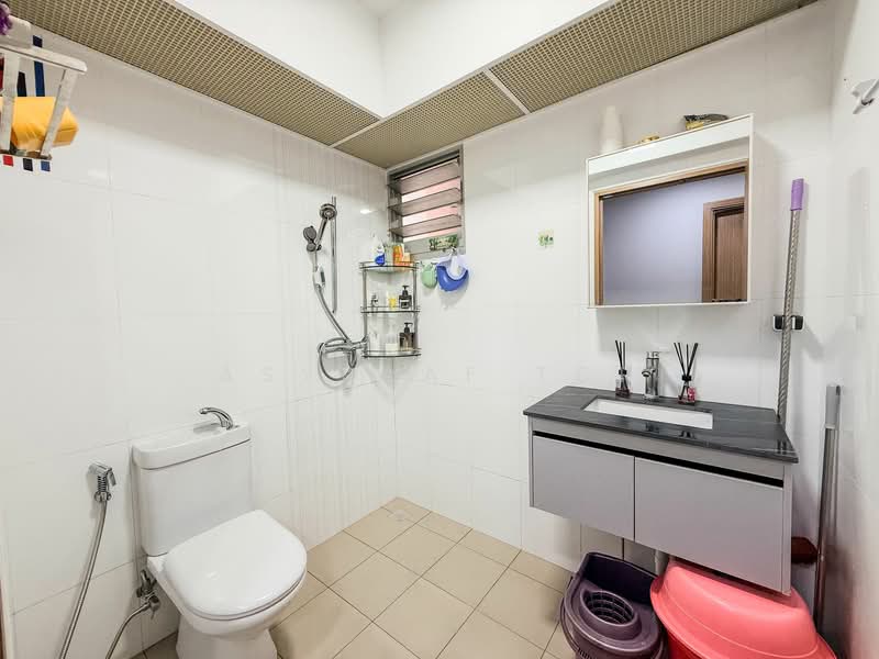 438A Bukit Batok West Avenue 8, 438A Bukit Batok West Avenue 8, 3 Bedrooms, 1,001 sqft, HDB Flat For Sale, by Asyraaf TCR, 500148883 - Bathroom - PropertyGuru.com.sg
