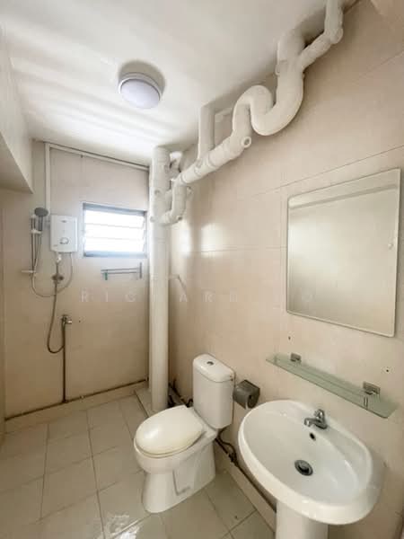 143 Lorong 2 Toa Payoh, 143 Lorong 2 Toa Payoh, 3 Bedrooms, 1,184 sqft, HDB Flat For Sale, by Richard Ho, 500148893 - Common Bathroom - PropertyGuru.com.sg