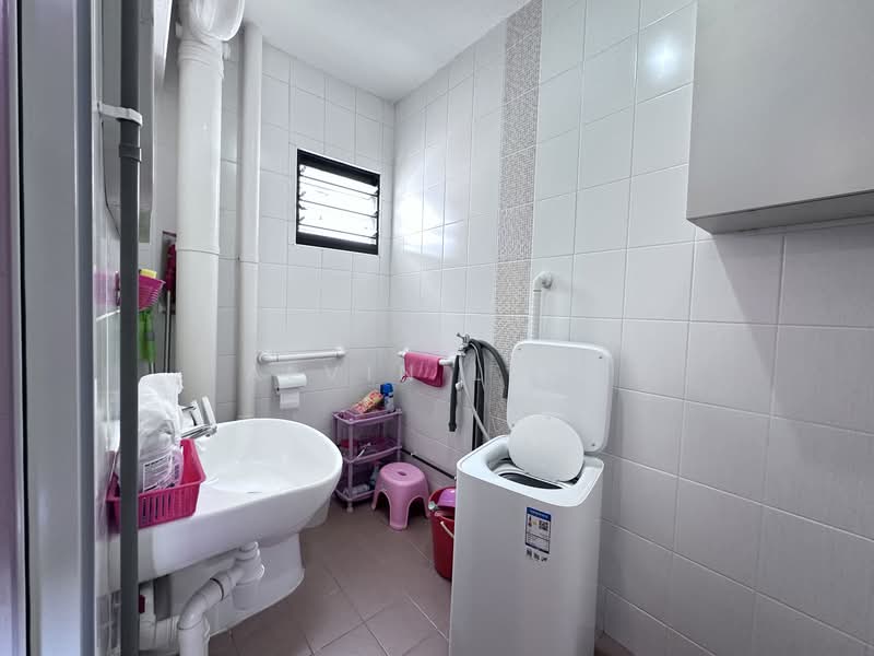 238 Hougang Avenue 1, 238 Hougang Avenue 1, 3 Bedrooms, 1,485 sqft, HDB Flat For Sale, by Alvin Liew, 500148919 - Bathroom - PropertyGuru.com.sg