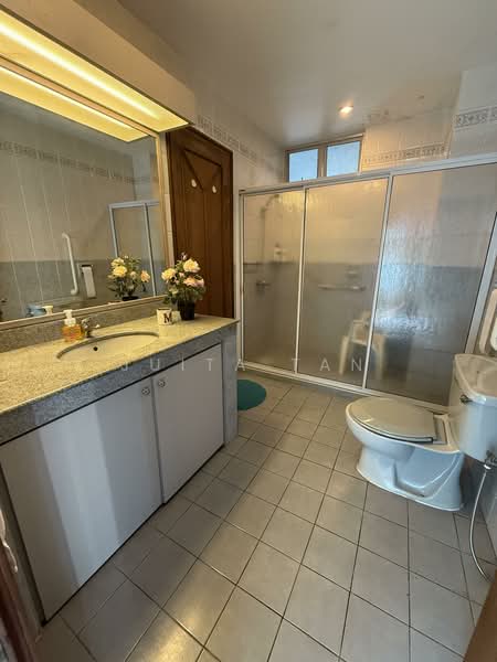10A Mount Sinai lane, , 6 Bedrooms, 6,000 sqft, Bungalow House For Sale, by Juita Tan, 500148949 - Bathroom - PropertyGuru.com.sg