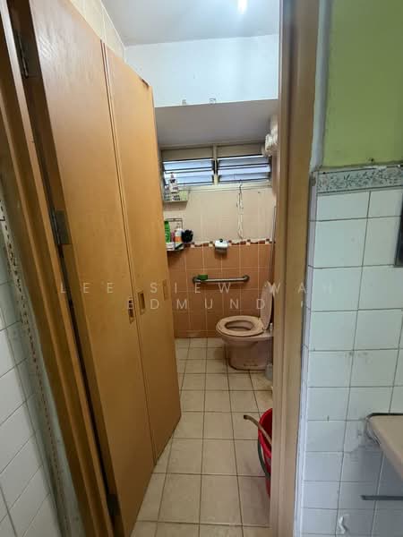 103 Bedok North Avenue 4, 103 Bedok North Avenue 4, 2 Bedrooms, 721 sqft, HDB Flat For Sale, by Lee Siew Wah Edmund, 500149056 - Bathroom - PropertyGuru.com.sg