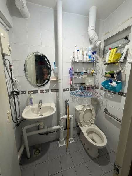 103 Bedok North Avenue 4, 103 Bedok North Avenue 4, 2 Bedrooms, 721 sqft, HDB Flat For Sale, by Lee Siew Wah Edmund, 500149056 - Bathroom - PropertyGuru.com.sg