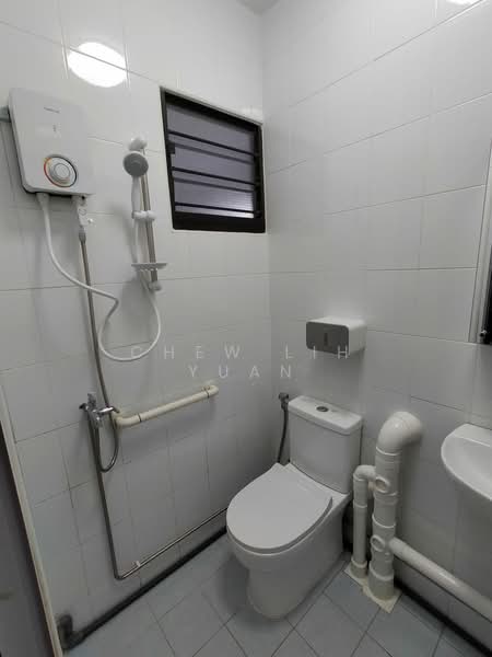 124 Ang Mo Kio Avenue 6, 124 Ang Mo Kio Avenue 6, Room Rental, 185 sqft, HDB Flat For Rent, by Chew Lih Yuan, 500149098 - Bathroom - PropertyGuru.com.sg