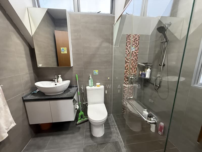D'Zire, 12 Robey Crescent, 2 Bedrooms, 1,249 sqft, Condominium For Sale, by Huile Wang, 500149170 - Bathroom - PropertyGuru.com.sg