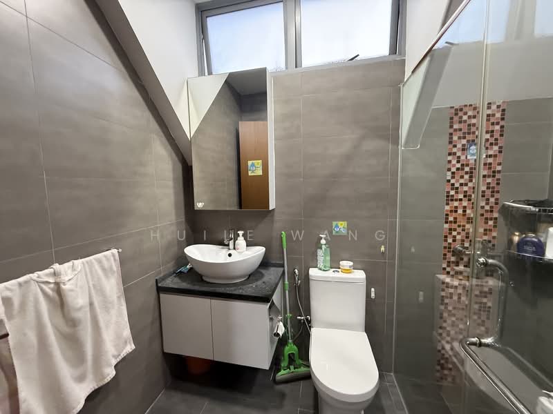 D'Zire, 12 Robey Crescent, 2 Bedrooms, 1,249 sqft, Condominium For Sale, by Huile Wang, 500149170 - Bathroom - PropertyGuru.com.sg