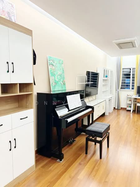 44 Lorong 5 Toa Payoh, 44 Lorong 5 Toa Payoh, 3 Bedrooms, 1,302 sqft, HDB Flat For Sale, by Jonny Wang, 500149196 - Living Room - PropertyGuru.com.sg