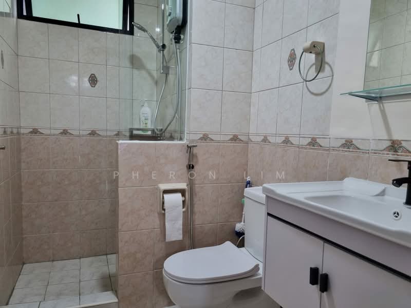 Simei Green Condominium, 1 Simei Street 4, Room Rental, 120 sqft, Condominium For Rent, by Pheron Lim, 500149203 - Bathroom - PropertyGuru.com.sg