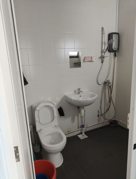 450 Tampines Street 42, 450 Tampines Street 42, Room Rental, 200 sqft, HDB Flat For Rent, by Ian Tan, 500149227 - Bathroom - PropertyGuru.com.sg