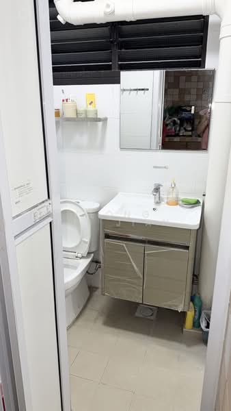 405 Woodlands Street 41, 405 Woodlands Street 41, Room Rental, 100 sqft, HDB Flat For Rent, by Yeong Wei Jian, 500149231 - Bathroom - PropertyGuru.com.sg