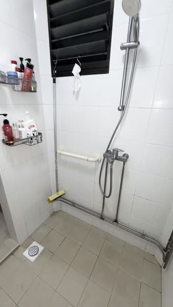 405 Woodlands Street 41, 405 Woodlands Street 41, Room Rental, 100 sqft, HDB Flat For Rent, by Yeong Wei Jian, 500149231 - Bathroom - PropertyGuru.com.sg