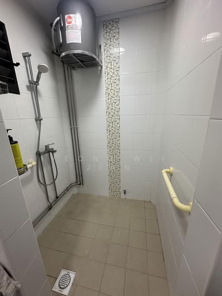 405 Woodlands Street 41, 405 Woodlands Street 41, Room Rental, 100 sqft, HDB Flat For Rent, by Yeong Wei Jian, 500149231 - Common Bathroom - PropertyGuru.com.sg