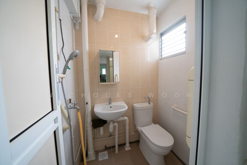 559 Ang Mo Kio Avenue 10, 559 Ang Mo Kio Avenue 10, 2 Bedrooms, 732 sqft, HDB Flat For Sale, by Nicholas Woon, 500149374 - Bathroom - PropertyGuru.com.sg