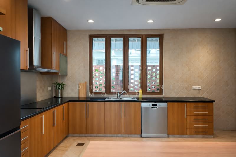 Renovated Baliness Style Home; 1KM Henry Park, Near Near 3 MRTs, Holland, Moonbeam, Greenleaf, Mt Sinai, 6 Bedrooms, 6,017 sqft, Detached House For Sale, by Nidhi Belani Mohan, 500149430 - Kitchen - PropertyGuru.com.sg
