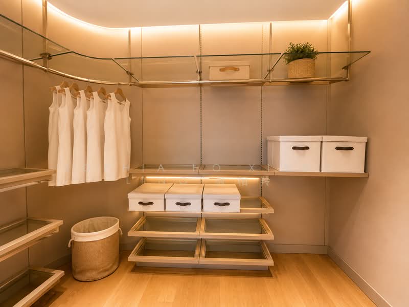 Ardmore Residence, 7 Ardmore Park, 4 Bedrooms, 3,186 sqft, Condominium For Rent, by Sophia Ho Xiang Ling 何相羚, 500149502 - Master Bedroom Wardrobe - PropertyGuru.com.sg
