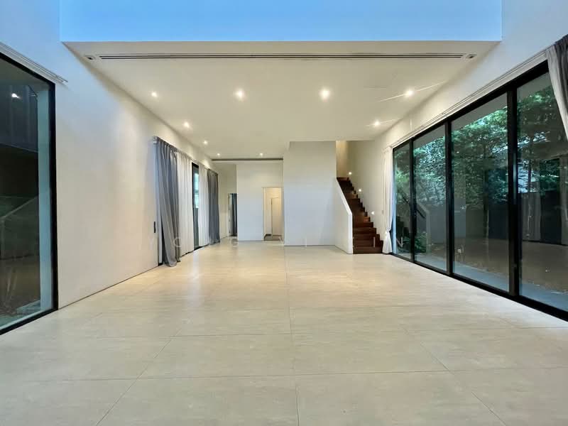 Well-maintained, freehold detached with pool and lift!, Changi Road, 5 Bedrooms, 4,364 sqft, Detached House For Sale, by Yong Yi Xin, 500149504 - Living Room - PropertyGuru.com.sg
