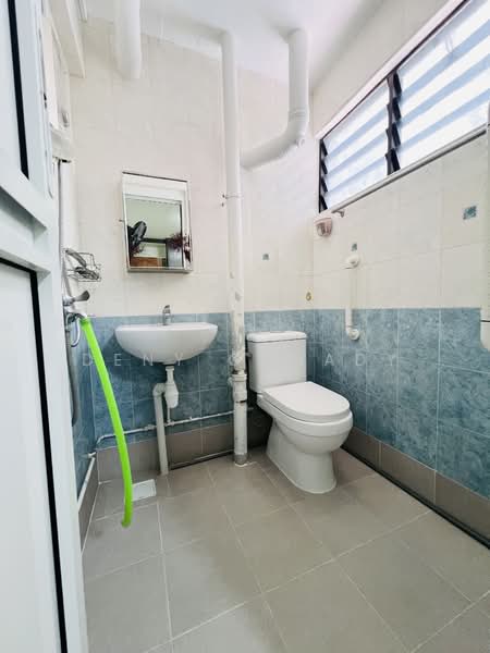 126 Yishun Street 11, 126 Yishun Street 11, 2 Bedrooms, 721 sqft, HDB Flat For Sale, by Deny Gunady, 500149571 - Bathroom - PropertyGuru.com.sg