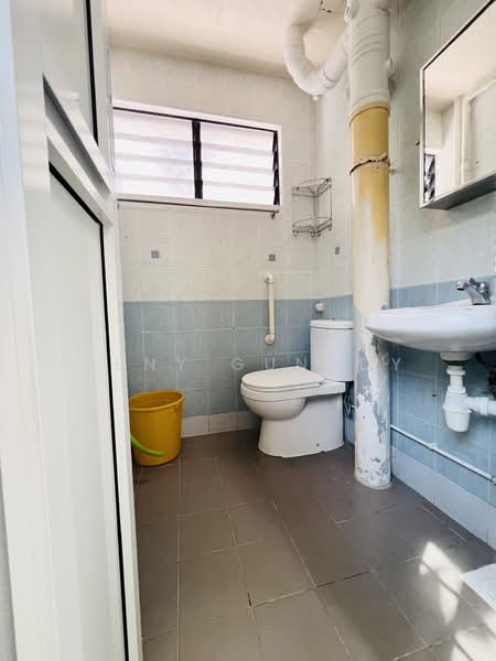 126 Yishun Street 11, 126 Yishun Street 11, 2 Bedrooms, 721 sqft, HDB Flat For Sale, by Deny Gunady, 500149571 - Bathroom - PropertyGuru.com.sg