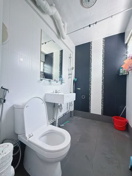 143 Serangoon North Avenue 1, 143 Serangoon North Avenue 1, 3 Bedrooms, 1,313 sqft, HDB Flat For Sale, by Damien Ong, 500149582 - Bathroom - PropertyGuru.com.sg