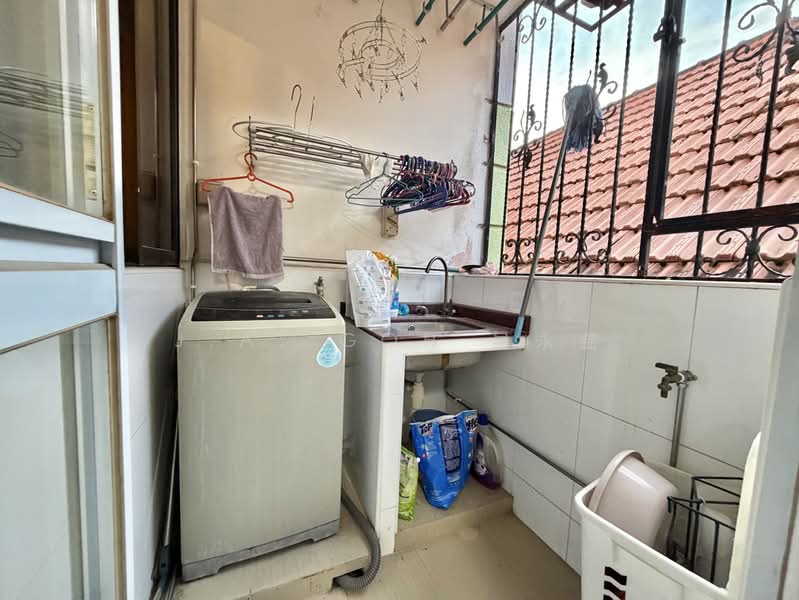 Fuyuen Court, 22 Lorong 35 Geylang, 2 Bedrooms, 1,163 sqft, Apartment For Rent, by J.A. Goh 吴永益, 500149583 - Balcony - PropertyGuru.com.sg