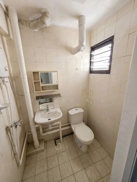 711 Yishun Avenue 5, 711 Yishun Avenue 5, Sembawang / Yishun, 2 Bedrooms, 721 sqft, HDB Flat For Sale, by Nasser A L, 500149590 - Bathroom - PropertyGuru.com.sg