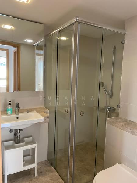 One Shenton, 1 Shenton Way, 2 Bedrooms, 1,227 sqft, Condominium For Rent, by Suzanna Surya, 500149667 - Bathroom - PropertyGuru.com.sg