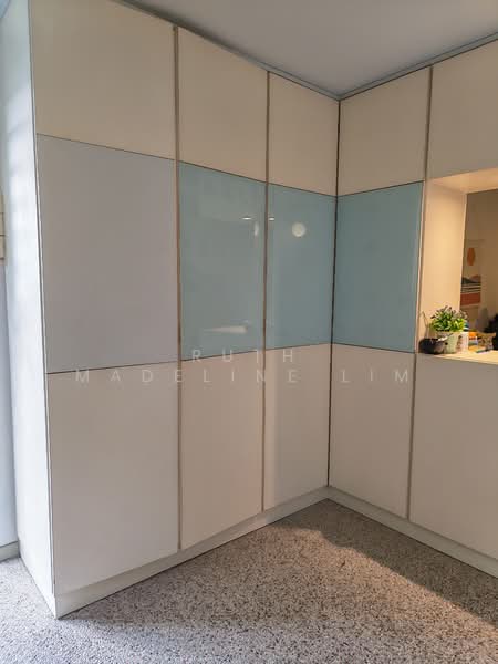 305 Clementi Avenue 4, 305 Clementi Avenue 4, 2 Bedrooms, 882 sqft, HDB Flat For Sale, by Ruth Madeline Lim, 500149676 - Entrance storage - PropertyGuru.com.sg